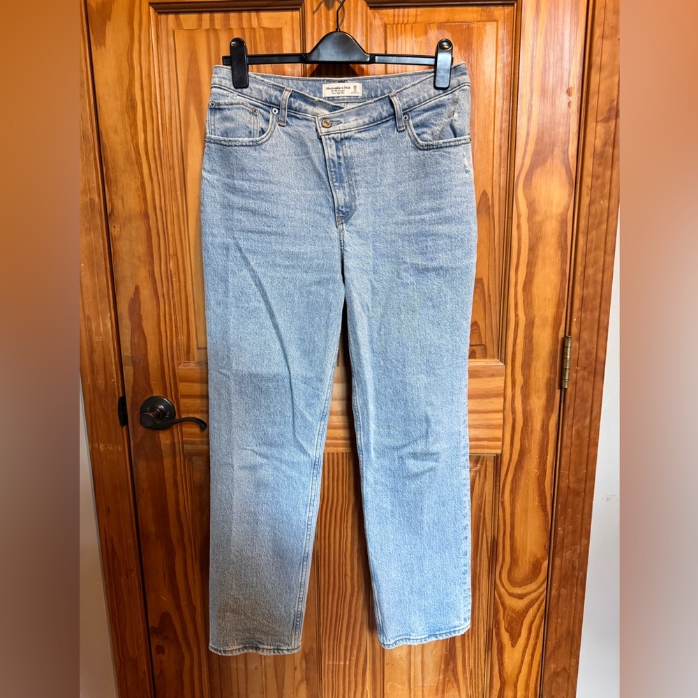 Abercrombie & Fitch The 90’s Straight Ultra High Rise Criss-Cross Waistband Jean